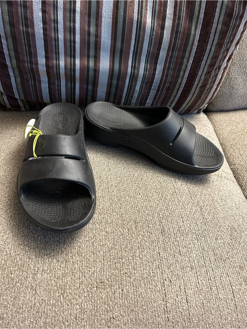 OOFOS OOahh Unisex Black Slip-On Sandal Size W8/M6